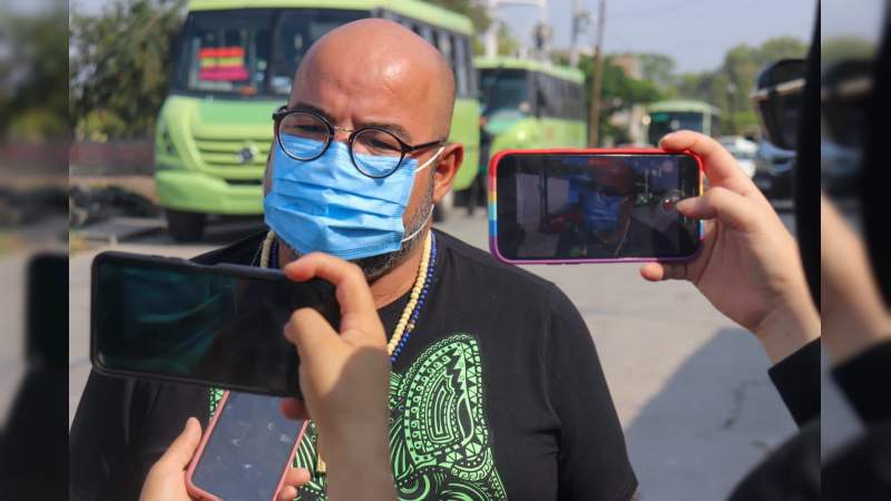 El candidato Carlos Trejo acude a emitir su voto en Celaya, Guanajuato  