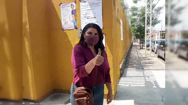 La candidata Bárbara Varela emite su voto en instalaciones del CRODE en Celaya, Guanajuato 