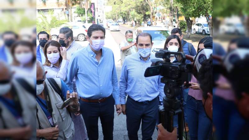 Llega Alfonso Martínez para emitir su voto 