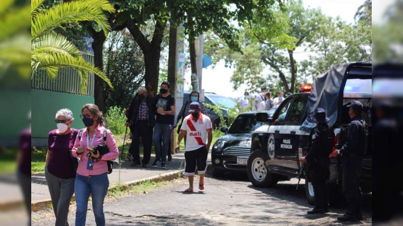 Afuera del CBTA7 se ven largas filas de votantes y adentro hay casillas solas
