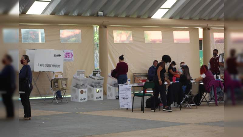 Afuera del CBTA7 se ven largas filas de votantes y adentro hay casillas solas