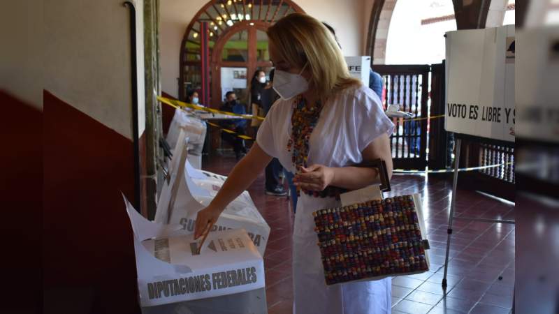Mercedes Calderón ejerce su voto, llama a lxs michoacanxs a no caer en el abstencionismo