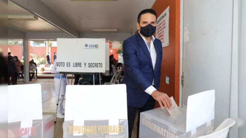 Silvano Aureoles acudió a votar a Zitácuaro 
