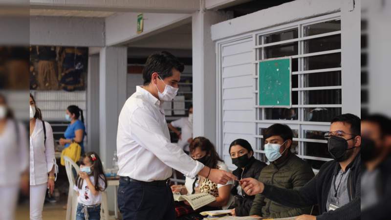 Más allá de una elección, está un compromiso con el pueblo: Toño Ixtláhuac, tras emitir su voto 