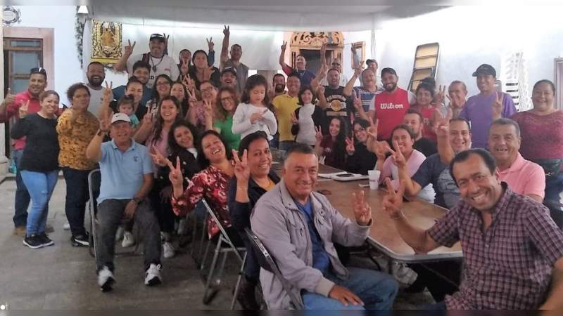 Manuel López Meléndez y su equipo celebran trabajando, “descansan haciendo adobes”