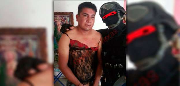 “El Marino Loko”: su misión capturar a narcos los viste con lencería de mujer y los obliga a besarse entre ellos  