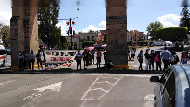 Normalistas egresados bloquean la Avenida Madero