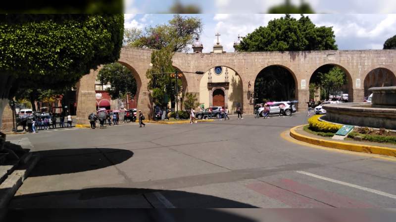 Normalistas egresados bloquean la Avenida Madero