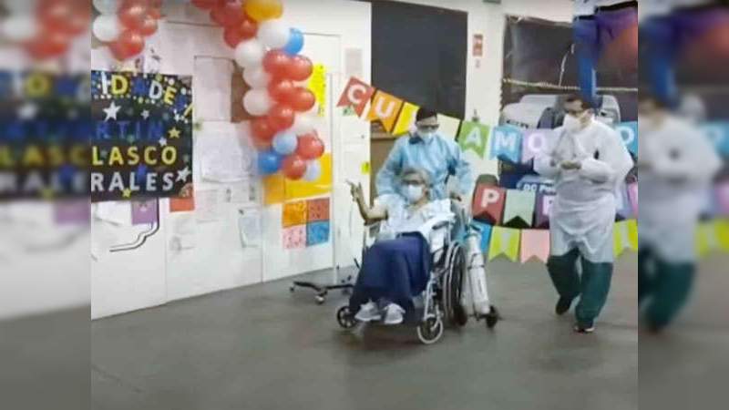 Último paciente del centro Covid CitiBanamex es dado de alta ante la algarabía de médicos y enfermeros 