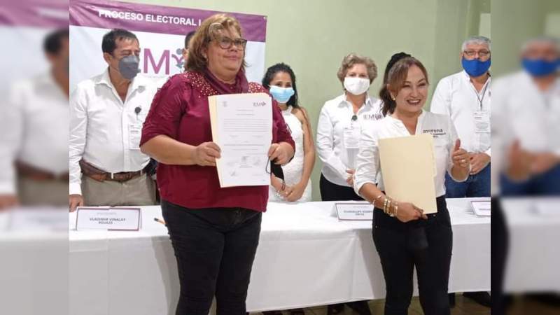 Itzé Camacho recibe constancia del IEM como la ganadora a la presidencia municipal de LC  