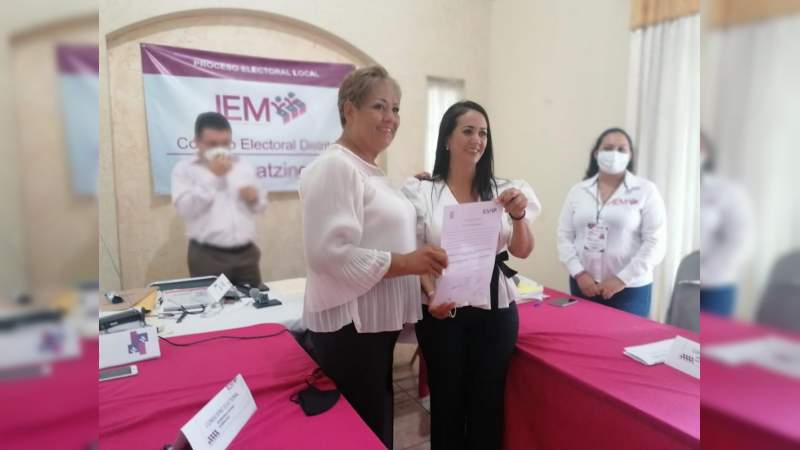 Entrega Consejo Distrital Electoral constancias a Alcalde, sindico, regidores en  Apatzingán, Michoacán