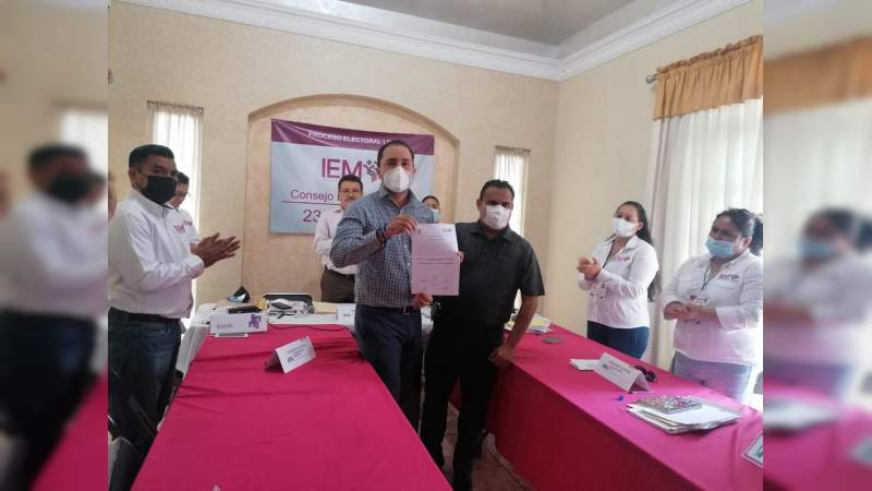 Entrega Consejo Distrital Electoral constancias a Alcalde, sindico, regidores en  Apatzingán, Michoacán