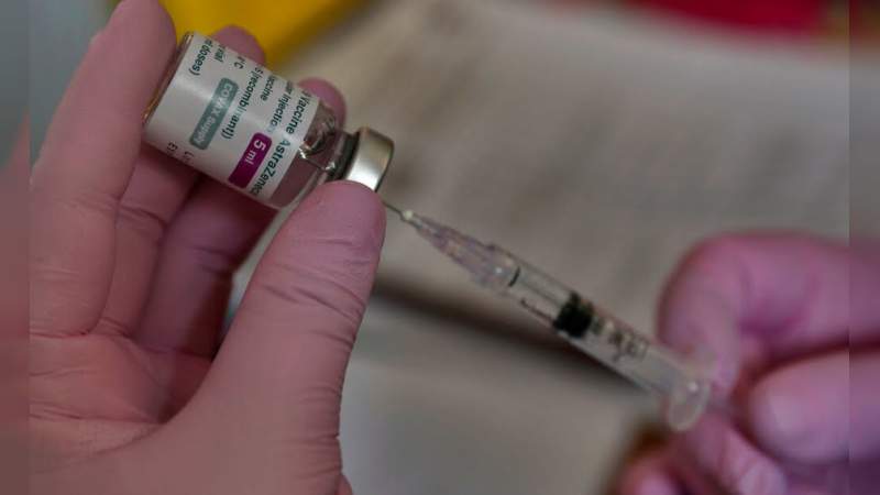 Segunda dosis de la vacuna de AstraZeneca es prohibida en Chile para hombres menores de 45 años 