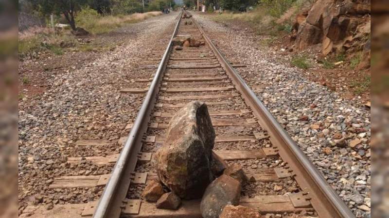 Industriales advierten desabastos por bloqueo a las vías del tren en Taretan: Pobladores exigen aparición de secuestrado 