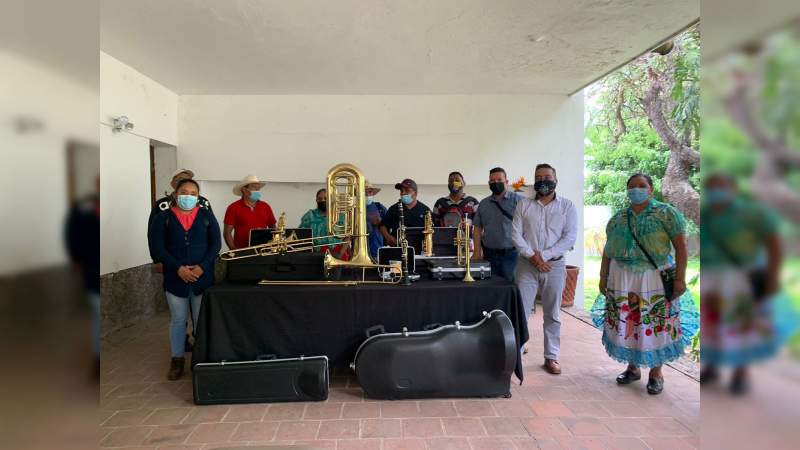 Entrega Secum 14 instrumentos a la Escuela de Música Tradicional para Banda de Viento de Arantepacua 
