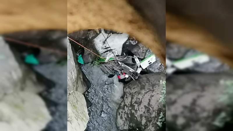 Cae vehículo al fondo del Puente de Fierro en Zitácuaro, Michoacán 
