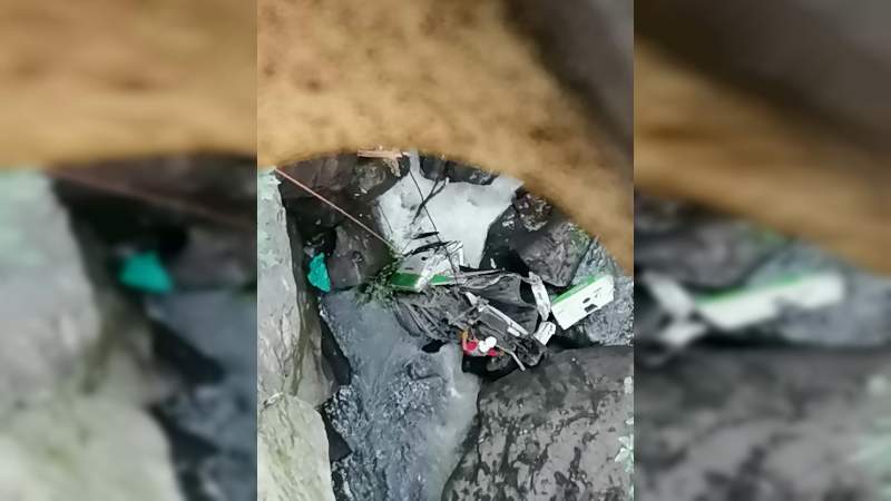 Cae vehículo al fondo del Puente de Fierro en Zitácuaro, Michoacán 