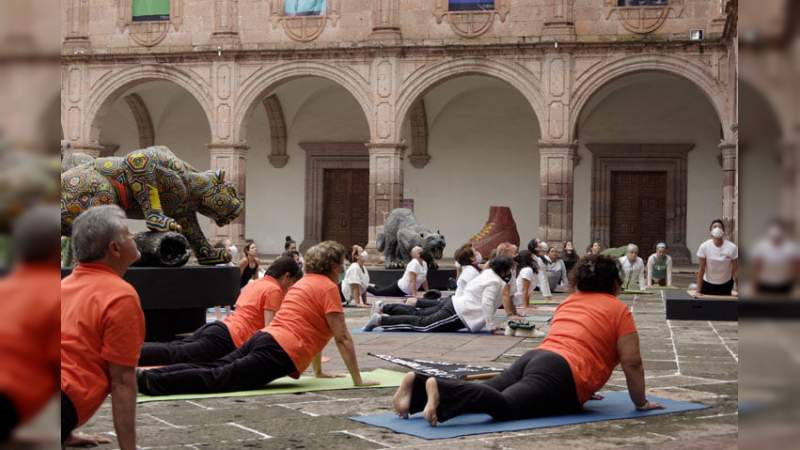 Celebra Centro Cultural Clavijero el Día Internacional del Yoga 