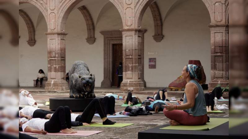 Celebra Centro Cultural Clavijero el Día Internacional del Yoga 