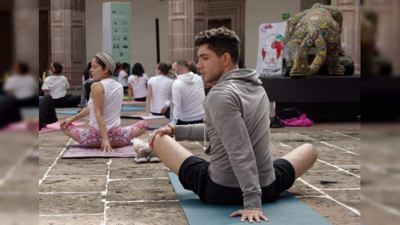 Celebra Centro Cultural Clavijero el Día Internacional del Yoga 