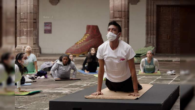 Celebra Centro Cultural Clavijero el Día Internacional del Yoga 