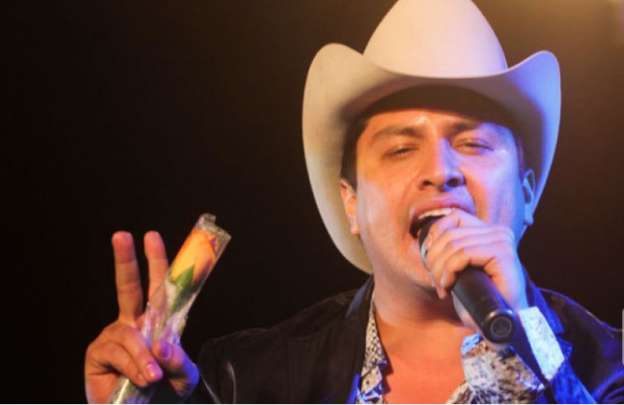 Mujer que no sabe trapear, no sirve: Julión Álvarez  