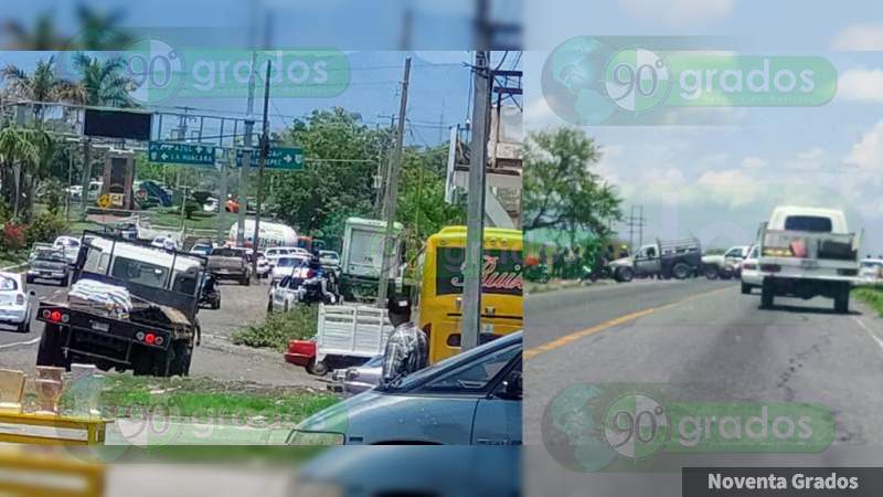 Delincuentes bloquean con vehículos la carretera Uruapan – Cuatro Caminos 
