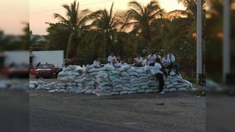 Carteles Unidos instala barricadas en la carretera Apatzingán - Buenavista y obliga a pobladores a defenderlas 