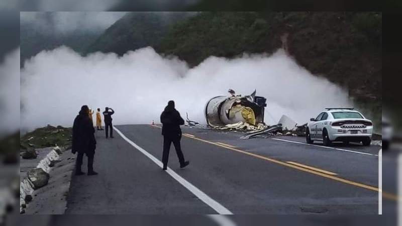Vuelca tráiler pipa cargado con químico en la siglo 21 