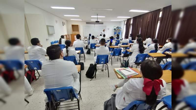 Recibe Hospital General de Uruapan 30 médicos internos de pregrado 