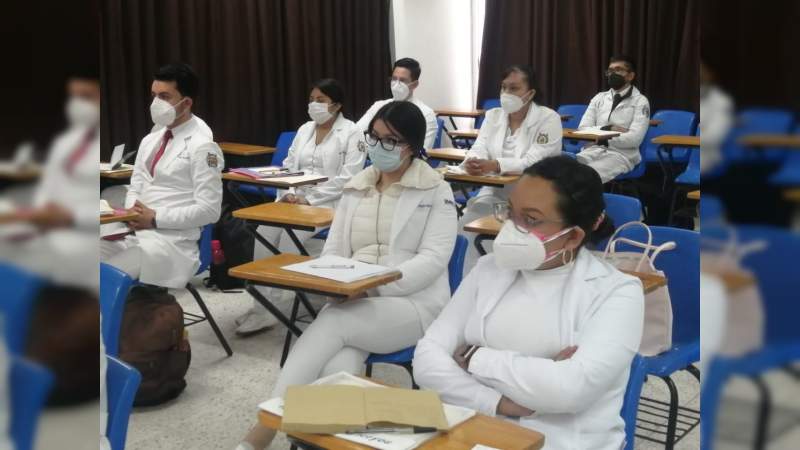 Recibe Hospital General de Uruapan 30 médicos internos de pregrado 