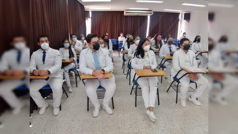 Egresan 30 Médicos Internos de Pregrado del Hospital General de Uruapan