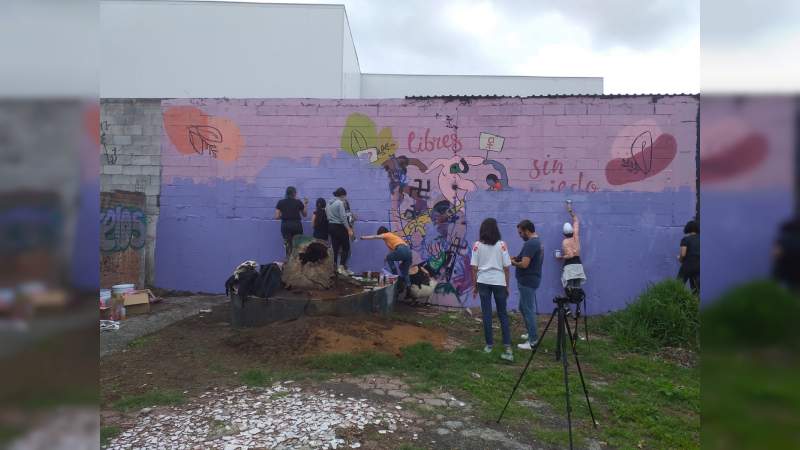 Feministas renuevan mural en la colonia Chapultepec 