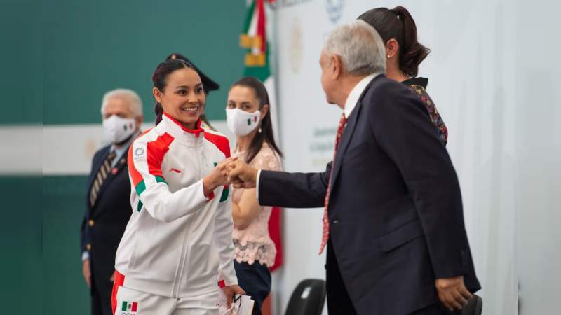 AMLO abandera a delegación olímpica mexicana