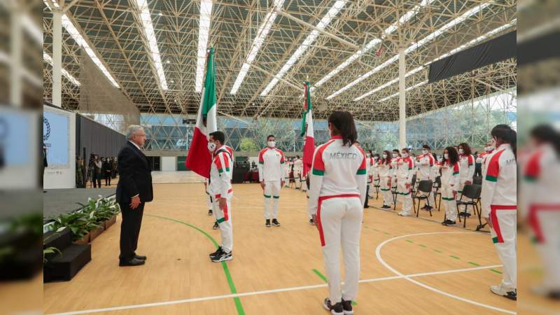 AMLO abandera a delegación olímpica mexicana