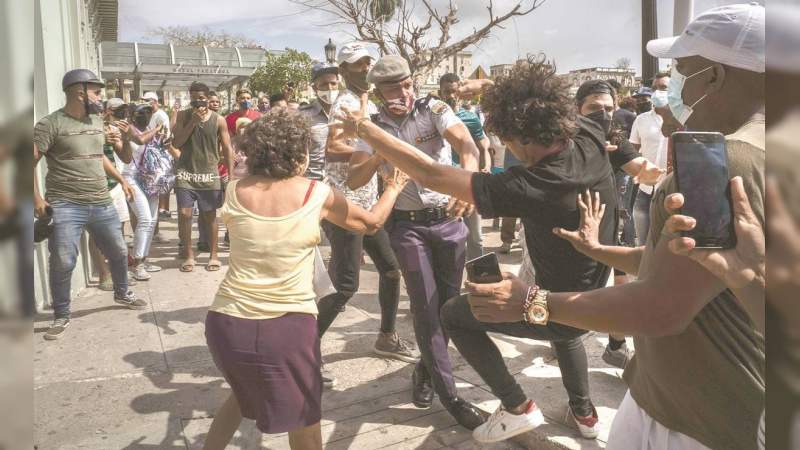 Surgen protestas en Cuba contra el Gobierno a gritos de "Libertad" 