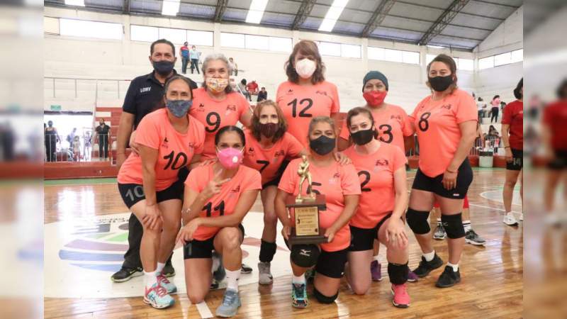 Concluye Festival Estatal Máster de Voleibol 2021; Uruapan AWIKEN y Huetamo, campeones absolutos 