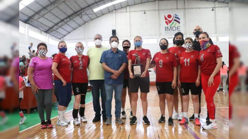Concluye Festival Estatal Máster de Voleibol 2021; Uruapan AWIKEN y Huetamo, campeones absolutos 