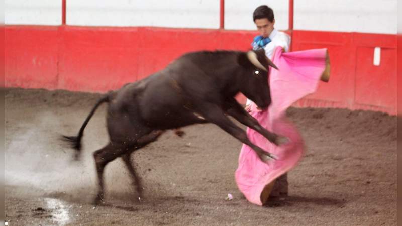 Buena faena del matador Emiliano Villafuerte; brillaron el Pato Ochoa, Santi Ochoa y Paco Vargas