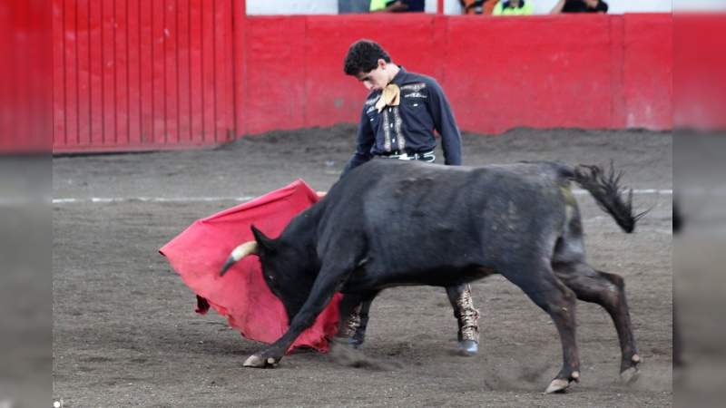 Buena faena del matador Emiliano Villafuerte; brillaron el Pato Ochoa, Santi Ochoa y Paco Vargas