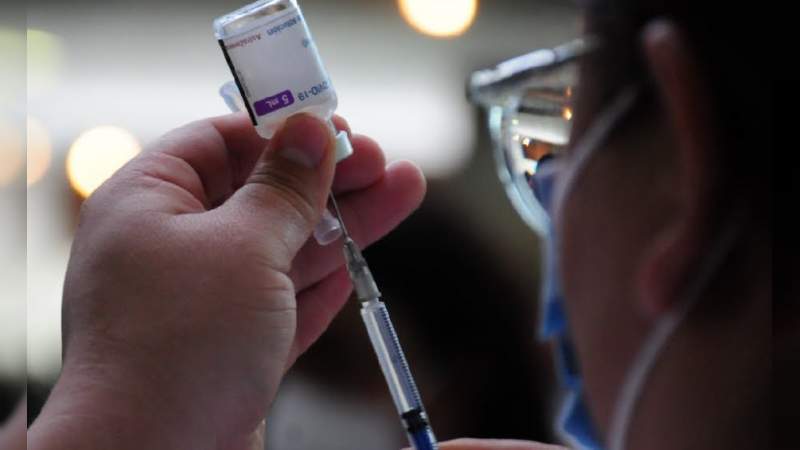 Cofepris libera vacunas de AstraZeneca envasadas en México 