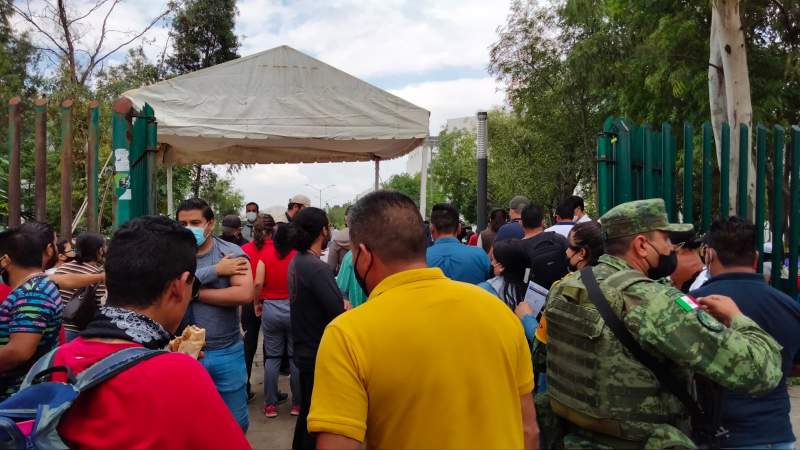 Casi dos kilómetros de fila para recibir vacuna anti COVID-19 en Morelia 