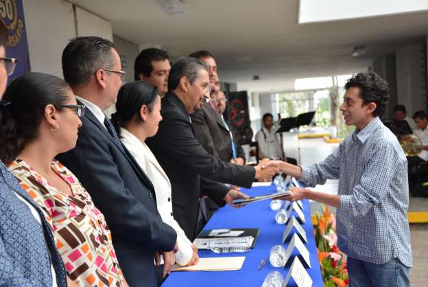 Entregan reconocimientos a profesores y alumnos destacados - Foto 1 