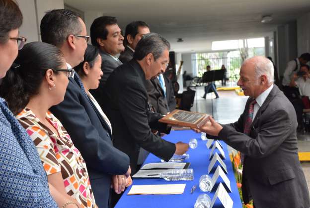 Entregan reconocimientos a profesores y alumnos destacados - Foto 2 