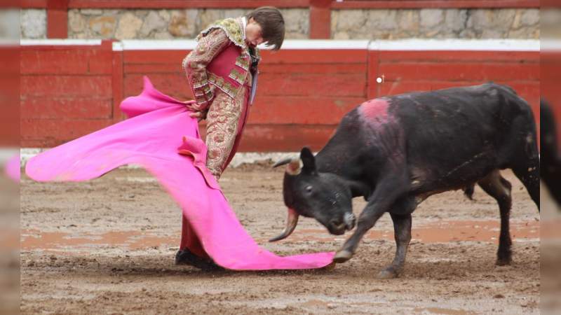Triunfo de Espartaco en la Monumental de Morelia al realizar buena faena y cortar una oreja