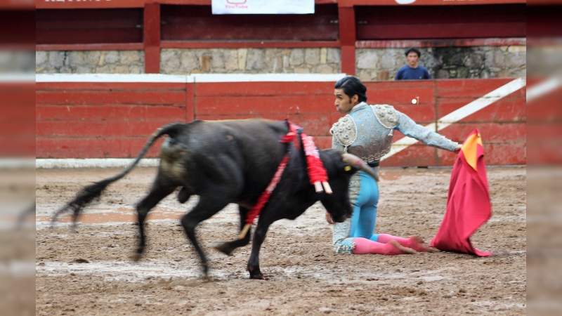 Gran triunfo de Isaac Fonseca, cortó dos orejas y salió a hombros; se perfila a la final de la Comunidad de Madrid 