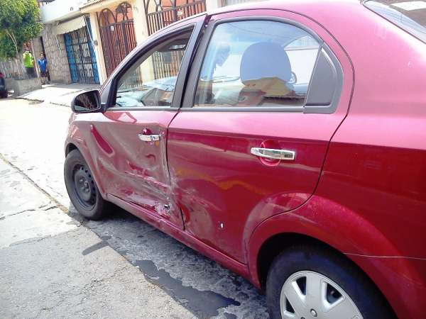 Chocan vehículos en la capital michoacana - Foto 1 