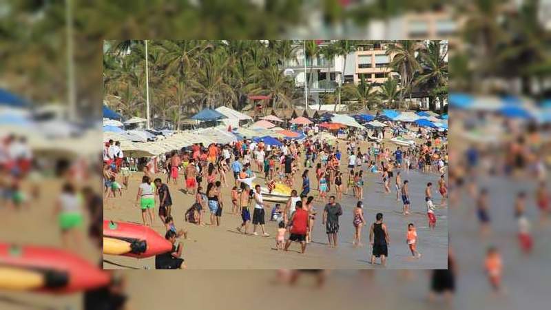 Pese a la pandemia del Covid-19, las playas en Acapulco lucen a su máxima capacidad 