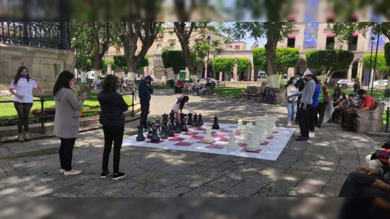 Organizan talleres educativos de ajedrez y jenga gigantes en plaza principal de Morelia, Michoacán 