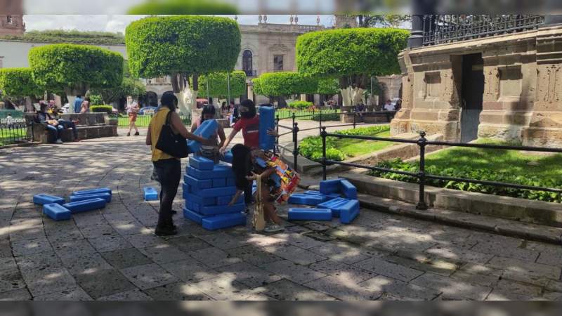 Organizan talleres educativos de ajedrez y jenga gigantes en plaza principal de Morelia, Michoacán 